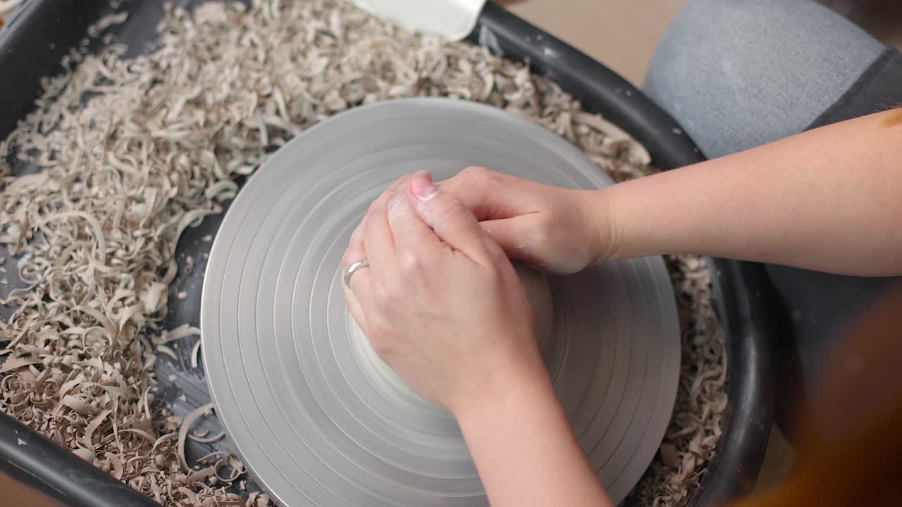 도자기의 바를 는 도자기의 손, 점토의 그을 형성하는 손의 클로즈업.