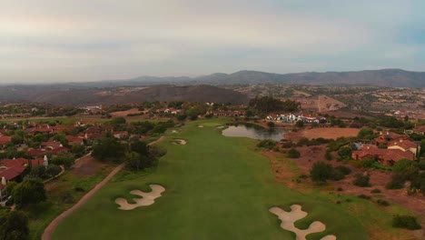 Millionäre-Luxuriöse-Villen-Mit-Einem-Golfplatz-Von-Oben-Gesehen