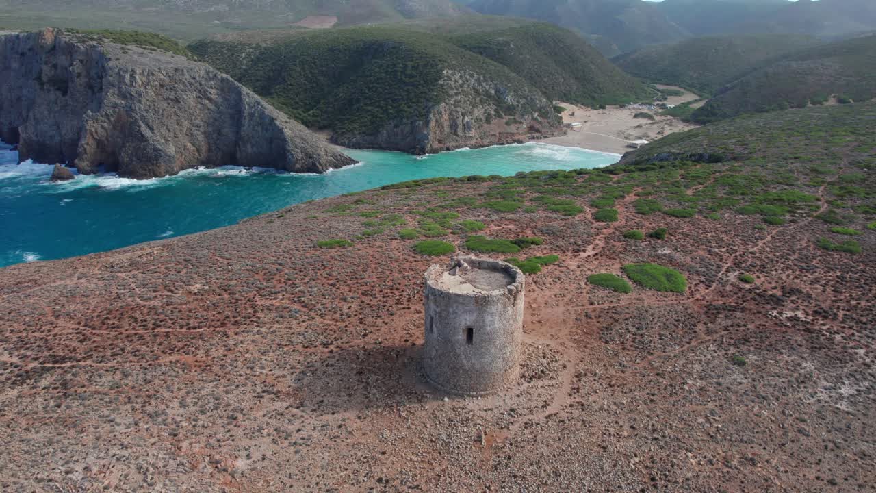 Drone che sorvola la storica Torre di Cala Domestica in Sardegna