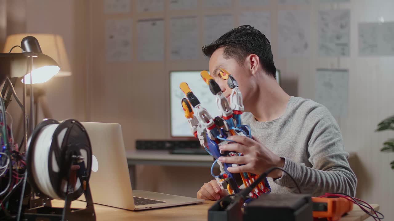 ingeniero trabajando en un proyecto de mano robótica