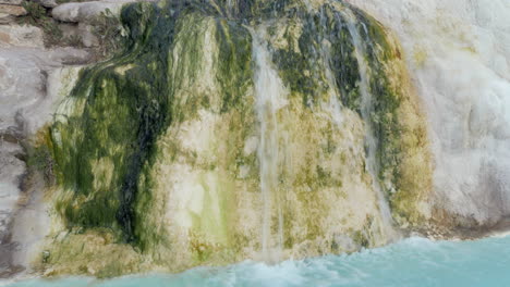 arroyo de travertino y manantiales de agua caliente en pamukkale pavo