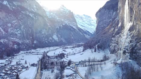 Bewegt-Sich-Langsam-In-Richtung-Verschneites-Tal-|-Lauterbrunnen-Schweiz,-Schweizer-Tal-In-Den-Alpen-Drohne,-Europa,-4k