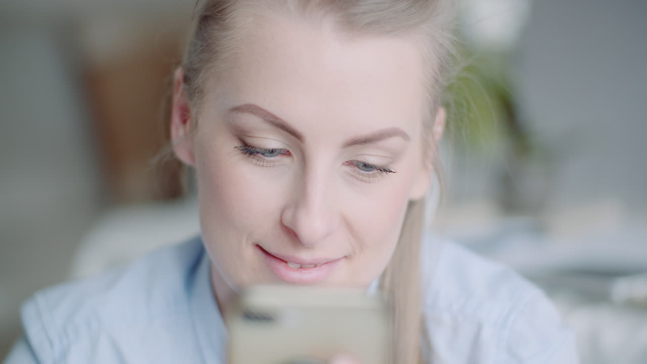 스마트 폰을 사용하여 미소 짓는 미인 3