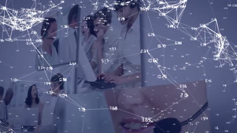 animación de la red de conexiones a través de personas de negocios que usan auriculares telefónicos