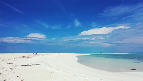 maldivas hermoso fondo de playa de arena blanca en una isla paradisíaca tropical con cielo azul aguamarina