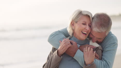 abrazo, playa y pareja de último año con amor