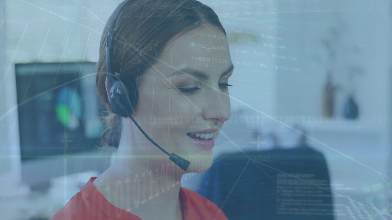animación del procesamiento de datos sobre una mujer de negocios caucásica que usa auriculares de teléfono en la oficina