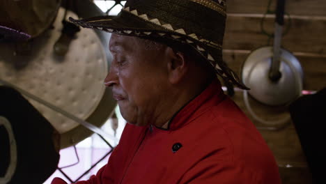 un homme heureux travaillant dans la cuisine