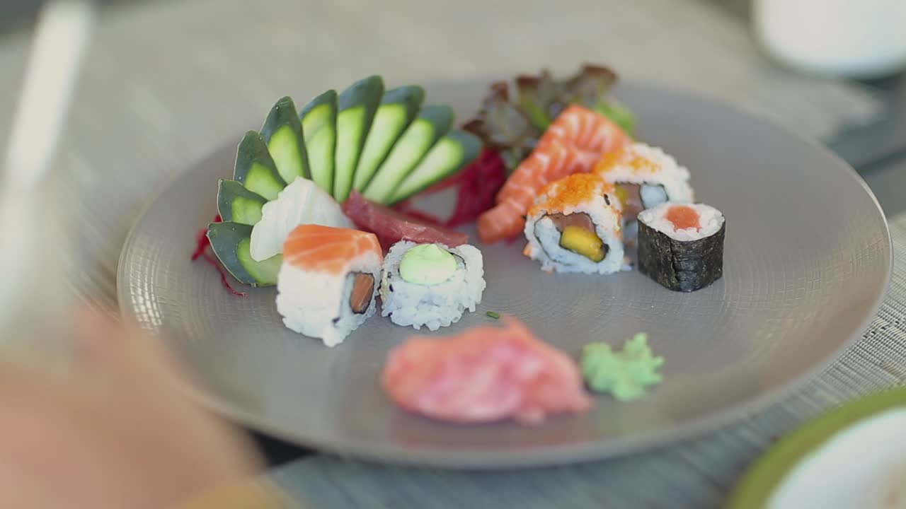 los lapsos de tiempo del plato de sushi comiendo