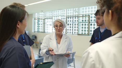 reunión del equipo médico