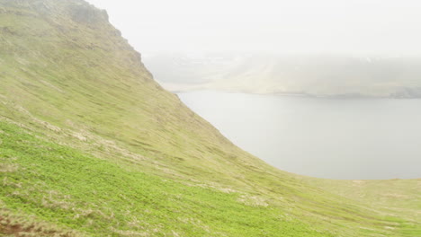 Sobrevuelo-Lento-De-Los-Acantilados-De-Hornbjarg-Hacia-La-Bahía-De-Hornvik-En-Hornstrandir