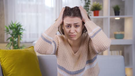 Mujer-Joven-Deprimida-Sentada-En-Casa-Y-Mirando-A-La-Cámara-Infeliz.