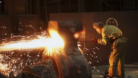 proceso de corte de metales en una fábrica