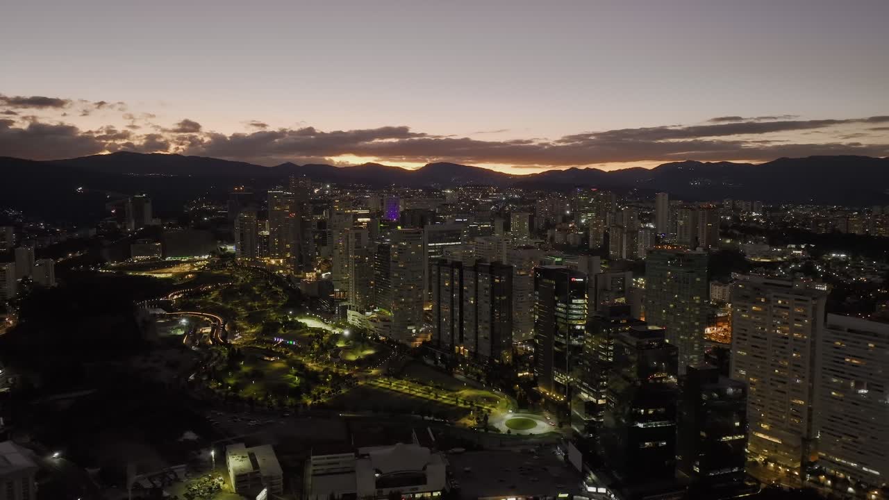 vista aérea alrededor de condominios de lujo y el parque la mexicana, atardecer en santa fe, méxico