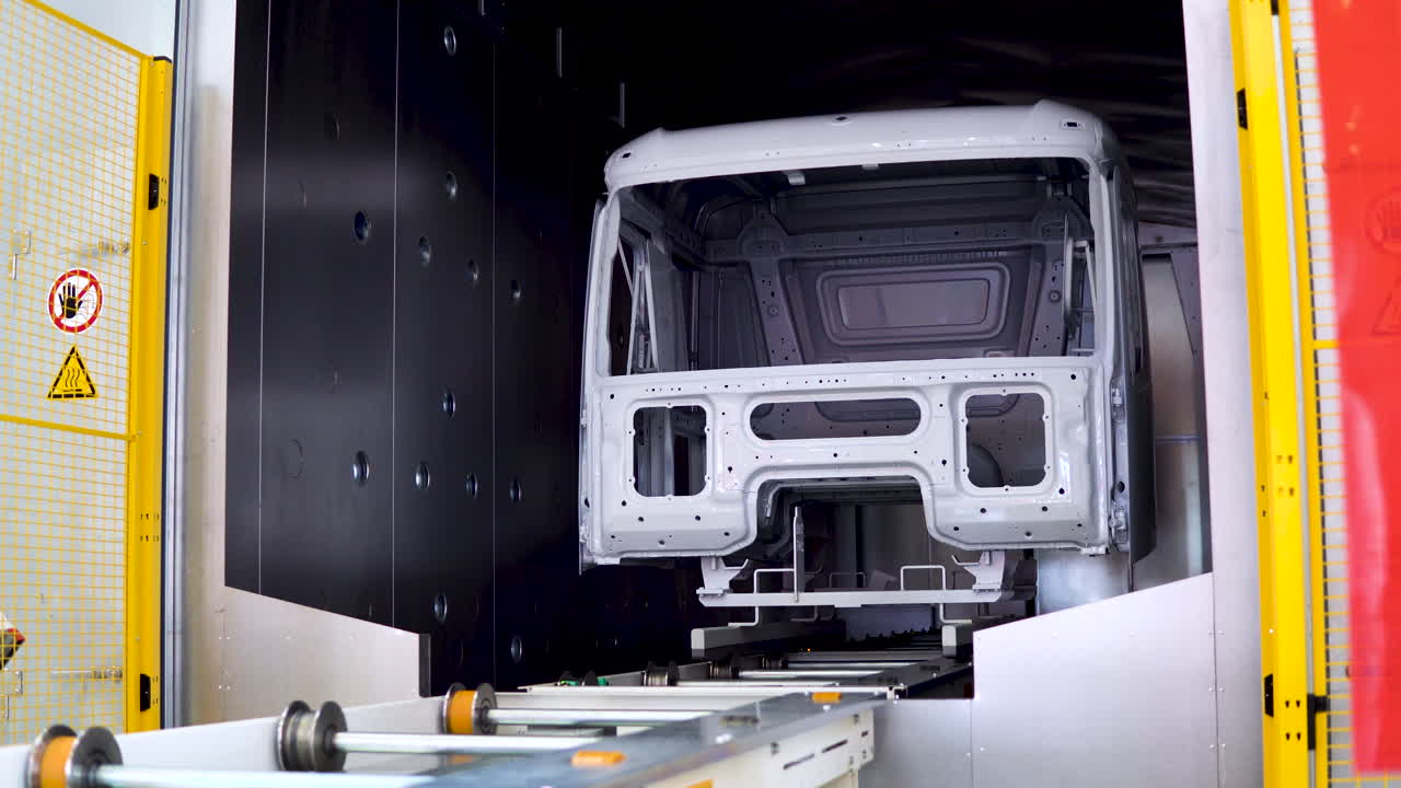 la cabina del camión en la cabina de pintura