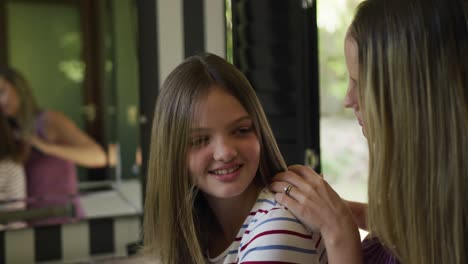 Mutter-Bürstet-Ihrer-Tochter-Die-Haare