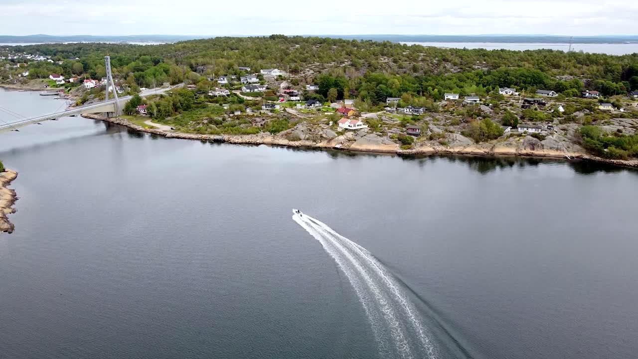 Speedboat passing under Hvalerporten Bridge in Hvaler