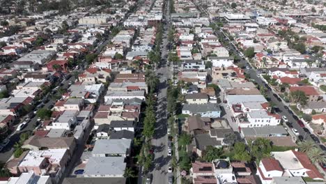 Volando-Sobre-La-Ciudad-De-Long-Beach,-Los-Ángeles,-California,-EE.UU.,-El-Tráfico-Callejero-Y-Los-Edificios-En-Un-Día-Caluroso-Y-Soleado