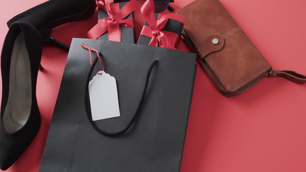 선물 가방,  ⁇ 은 리본, 신발, 지갑 및  ⁇ 은 배경에 복사 공간을 가진 선물 상자 비디오