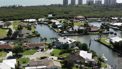 Vista-Aérea-De-Propiedades-Inmobiliarias-Frente-Al-Mar-En-Un-Día-Soleado,-Florida