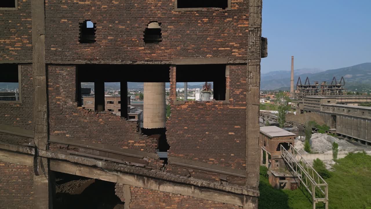 엘바산의 산업 지형에서 버려진 공장을 한눈에 볼 수 있습니다.