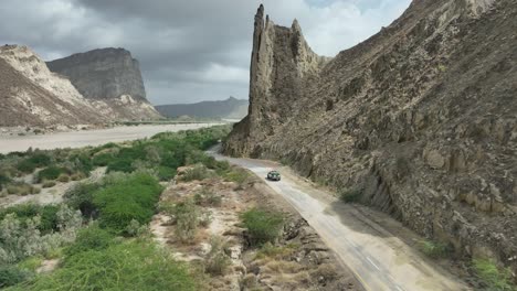 Los-Espectaculares-Acantilados-Del-Parque-Nacional-Hingol,-Baluchistán---Aéreo