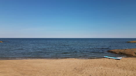 Wunderschöner-Privatstrand-An-Der-Küste-Finnlands-Im-Sommer