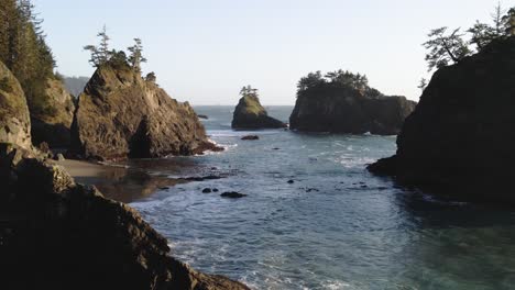 4K-Drohnenaufnahmen-Geheimer-Strand-In-Der-Nähe-Der-Küste-Von-Brookings,-Oregon