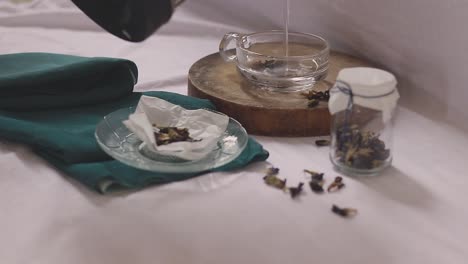 Verter-Agua-Caliente-En-Una-Taza-De-Guisante-De-Mariposa-Seco-Para-Hacer-Té-Azul