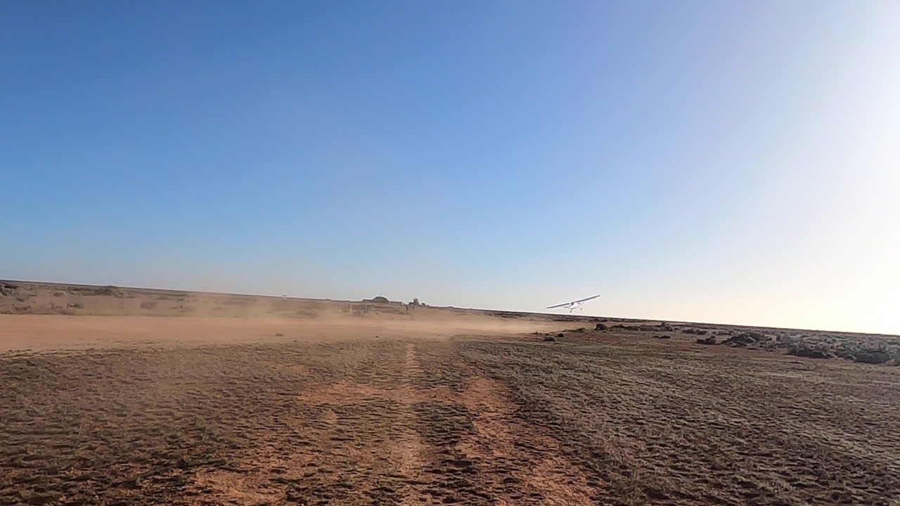 아웃백 활주로에서 이륙하는 작은 항공기