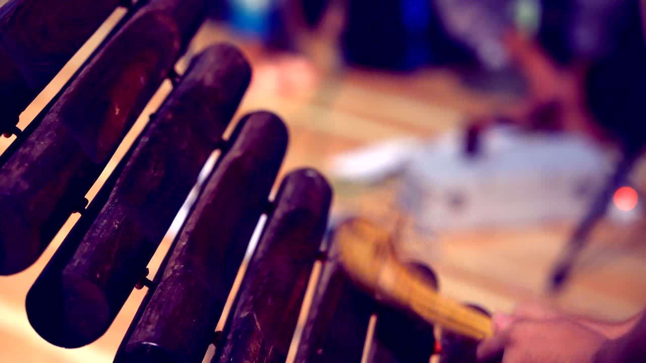 태국 북동부 이산 지방에서 유래한 옥시로폰 (xylophone) 을 연주하는  랭 (pong lang) 이라는 악기입니다.