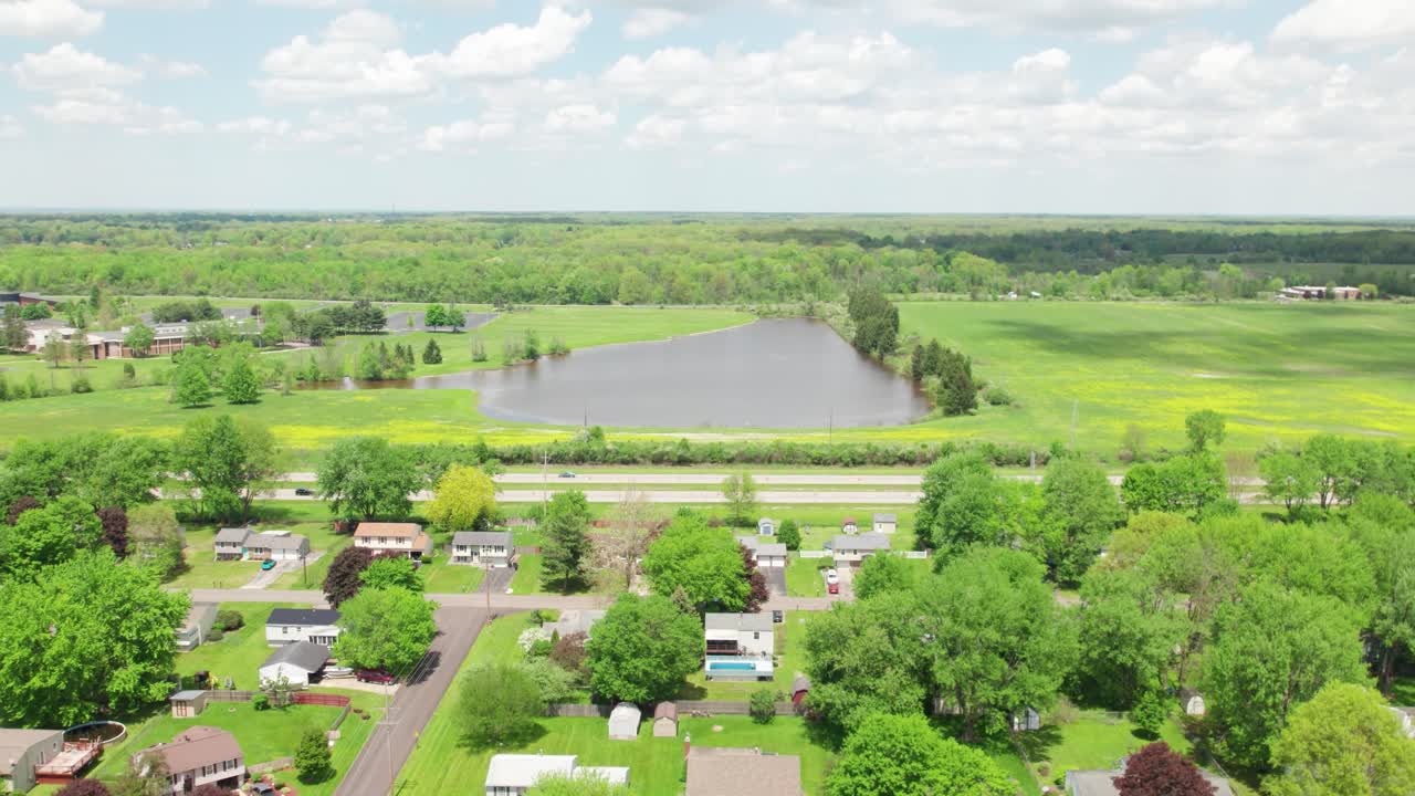 챔피언, 오하이오에 있는 시골 들판과 집들의 공중 풍경