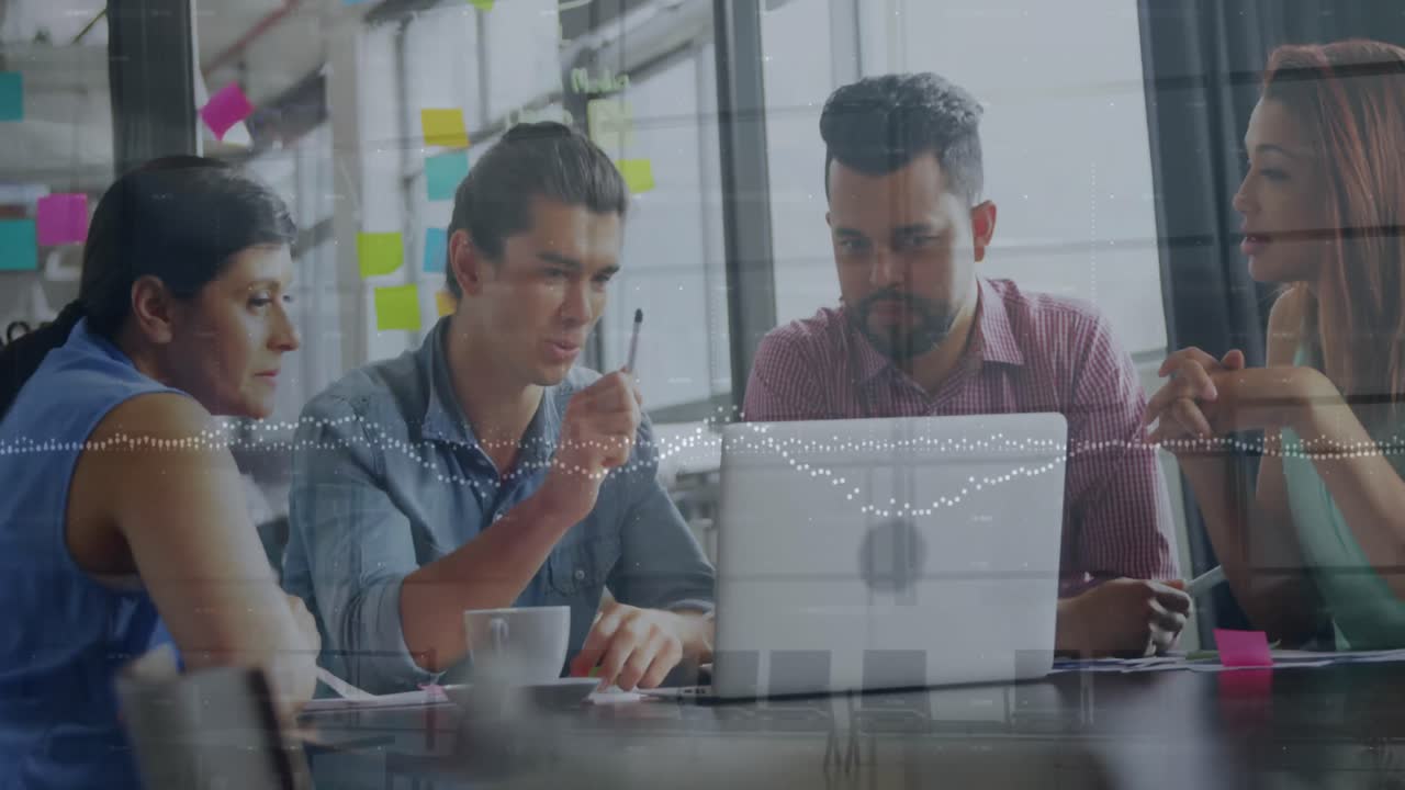 animación de estadísticas y procesamiento de datos sobre personas de negocios que usan computadoras portátiles
