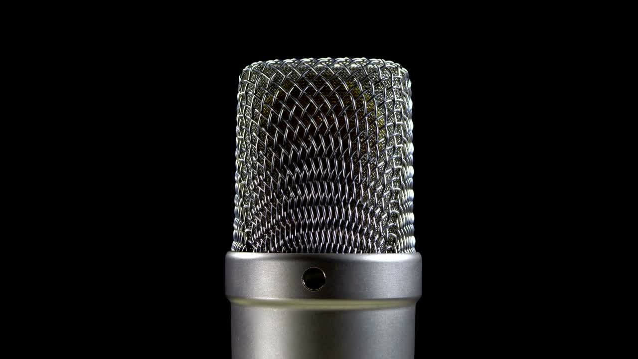 micrófono condensador de estudio gira sobre un fondo negro