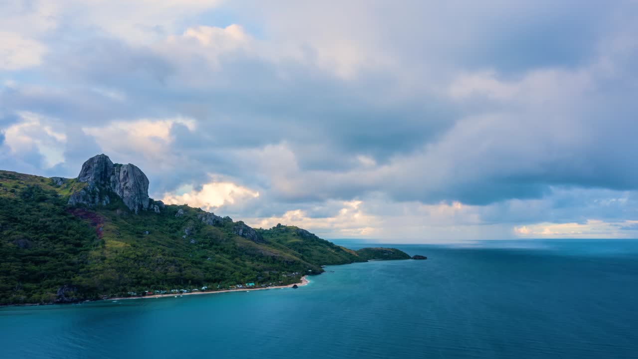 태평양의 낙원 섬에 접근하는 비구름의 저속 촬영, 4k