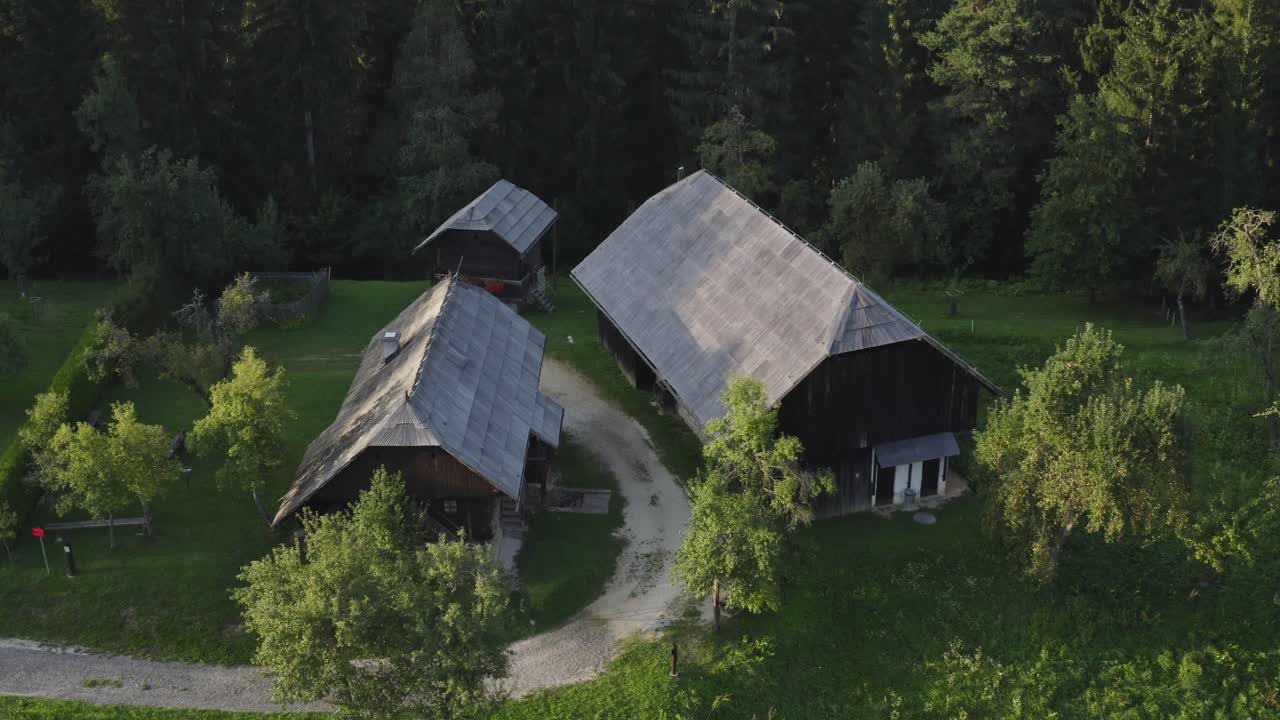 슬로베니아 코틀레에 있는 산에 있는 아늑한 집들의 공중 촬영