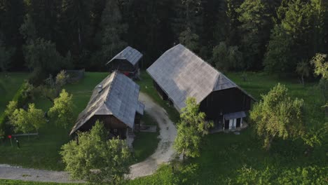 Toma-Aérea-De-Casas-Acogedoras-En-Una-Montaña-En-Kotjle,-Eslovenia