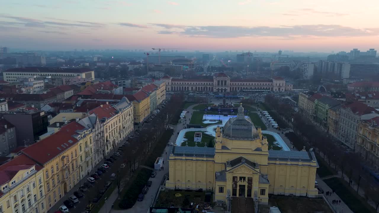 Designed in the 19th century, Lenuci's Horseshoe features landscaped gardens, museums, and grand architecture reflecting Zagreb’s historic charm