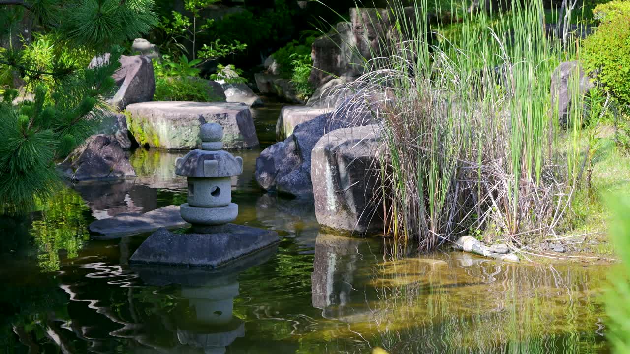 Sereno giardino giapponese con lanterna di pietra in uno stagno