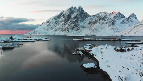 冬天在洛福<unk>群島的海峡的日出景色,背景有一些云和雪山