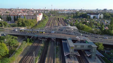 mostrando el icónico puente que conectaba berlín este y oeste, ahora un símbolo de la reunificación alemana