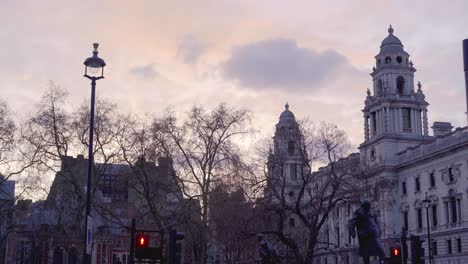 Parlamentsplatz-Bei-Sonnenuntergang-Mit-Statue-Von-Winston-Churchill,-Samstag,-10.-April-2021---London-Großbritannien