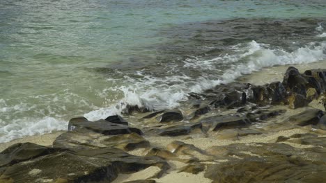 Suaves-Olas-Rompiendo-En-La-Costa-Rocosa-De-La-Isla-Tropical-En-Fiji