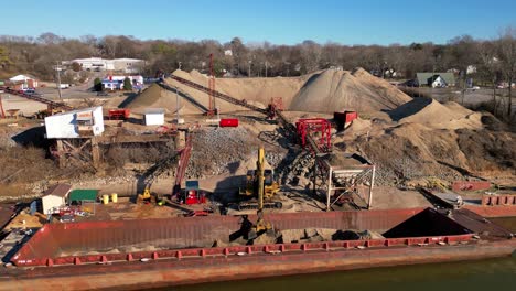 Excavadora-Descargando-Arena-De-Barcazas-En-El-Río-Cumberland-En-Clarksville,-Tennessee