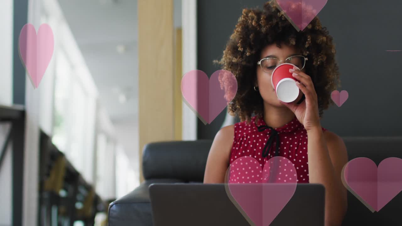 노트북을 사용하는 양색 사업가 여성에 대한 분홍색 심장의 애니메이션