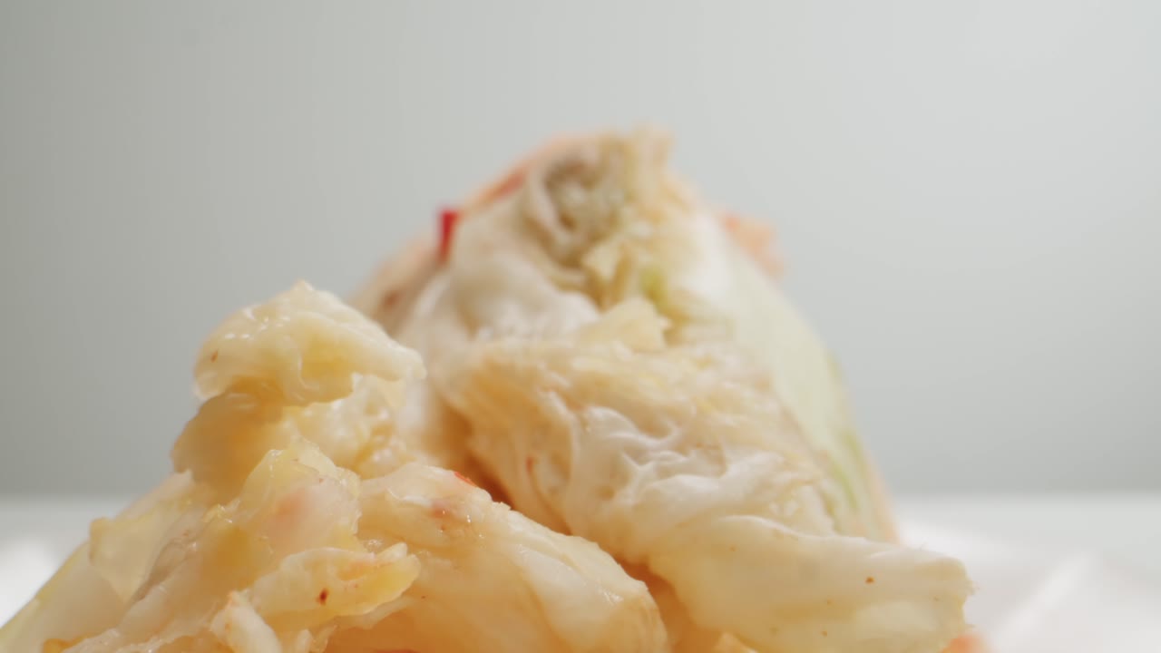 유리 항아리에 채소를 보존하는 캔에서 발효 된 매운 고추 김치의 질의 클로즈업. 향신료와 함께 발효 보존 된 김치 고추 매크로. 아시아 요리. 고품질 4k 영상