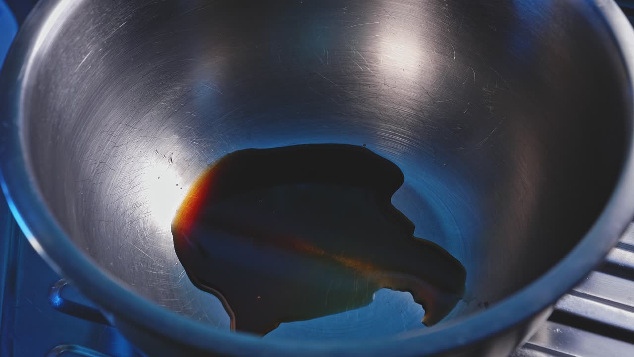 스테인리스 믹싱볼에 간장과 꿀을 붓고