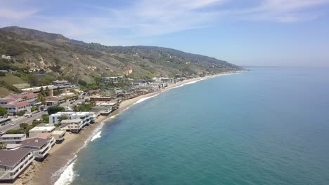 Casa-De-Playa-De-Malibu-En-Cámara-Lenta-En-La-Autopista-Uno