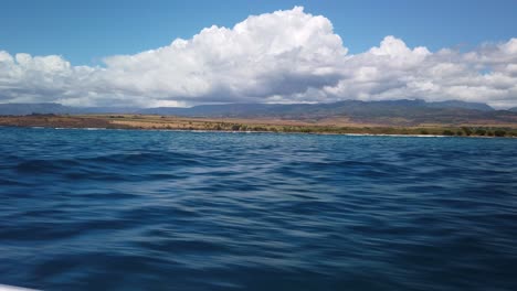 gimbal-breite aufnahme des waimea-canyons von einem sich bewegenden schnellboot vor der küste der insel kaua'i in hawaii