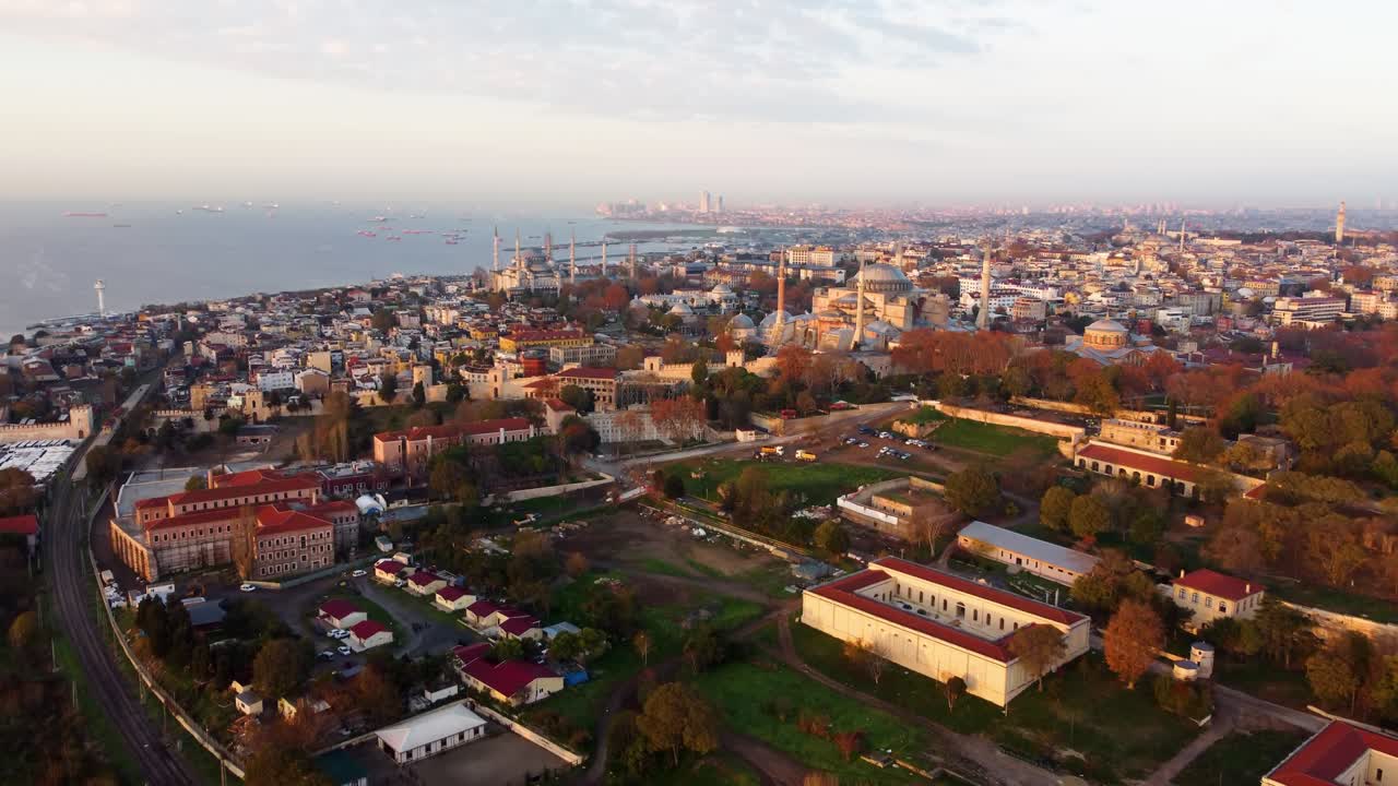 vista aérea del palacio de topkapi y la península histórica en estambul. imágenes en 4k en turquía
